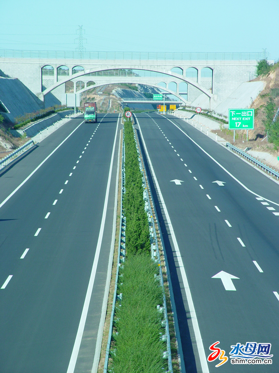 公司沥青产品用于龙口至青岛高速公路
